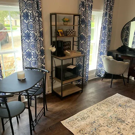 Beautiful Private Suite In Upscale Neighborhood. Down The Road From Nature Park And Restaurants Etc.