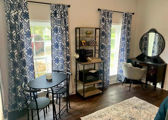 Beautiful Private In Upscale Neighborhood. Down The Road From Nature Park And Restaurants Etc.