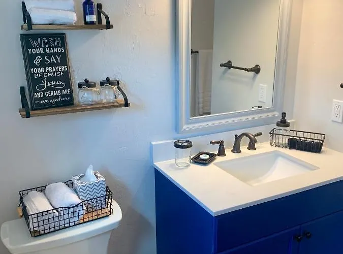 Beautiful Private In Upscale Neighborhood. Down The Road From Nature Park And Restaurants Etc. *